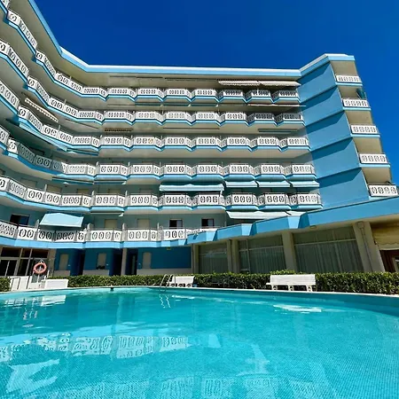 Apartment Colorful With Shared Pool
